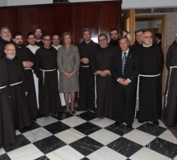Fotografía de grupo de Doña Sofía en la sacristia de la iglesia, con la Comunidad de Padres Capuchinos